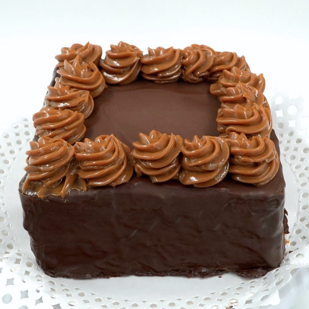 ¿Cómo se puede servir la torta de mil hojas con mermelada ácida?