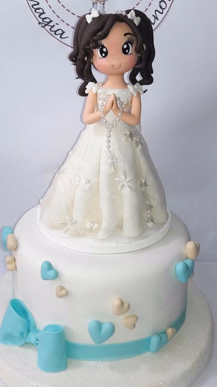 ¿Qué material se usa para hacer una muñeca de comunión?