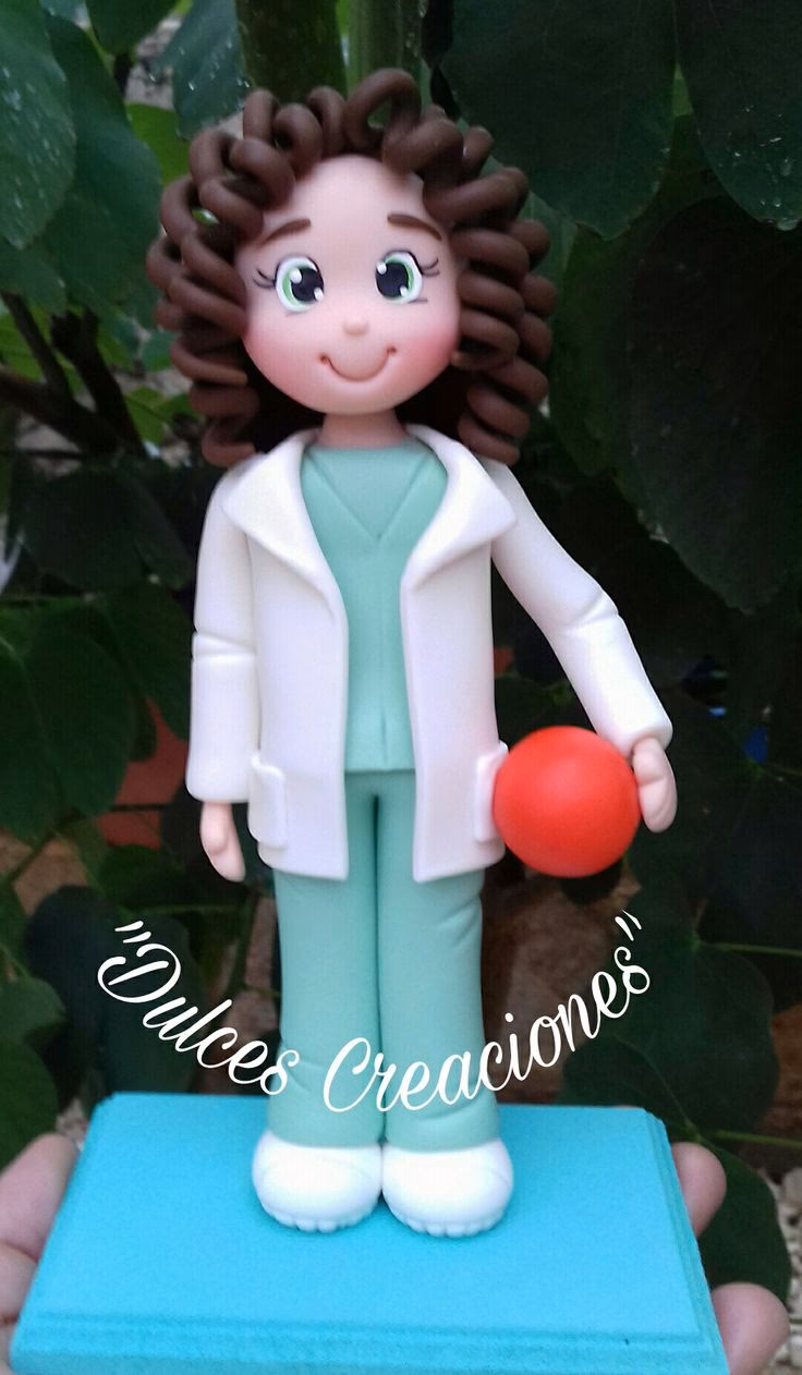 ¿Cómo se decora un muñeco de porcelana?