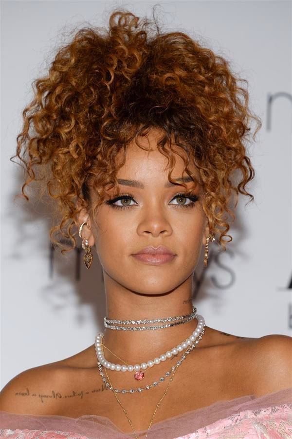 ¿Cuál es el mejor color de pelo para piel blanca y cejas negras?