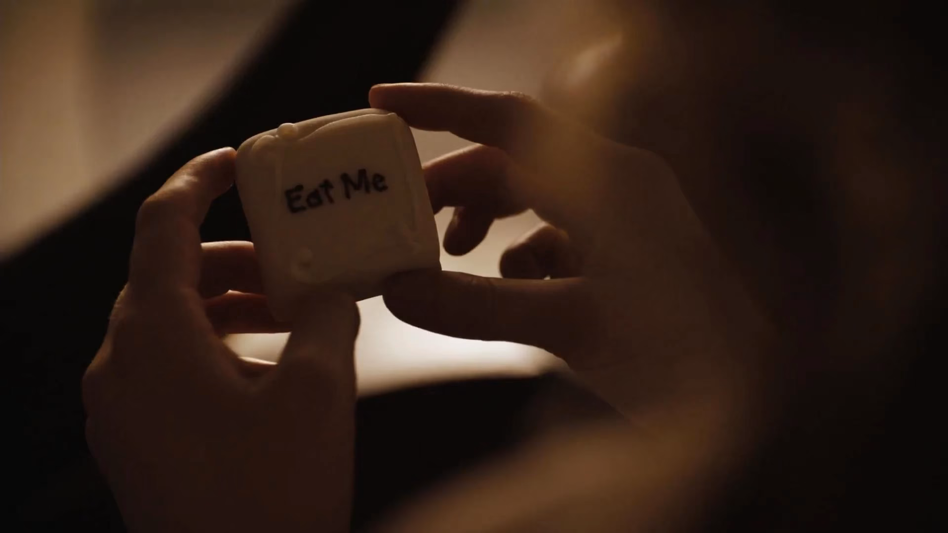 ¿Cuánto crece Alicia al comer el pastelillo?