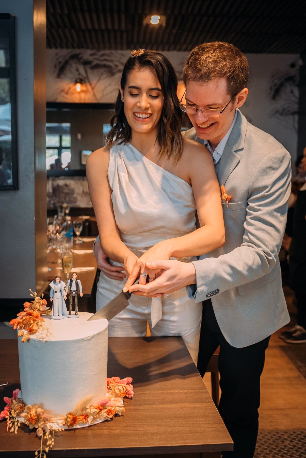 ¿Cuál es el significado del pastel en la cabeza de los novios?