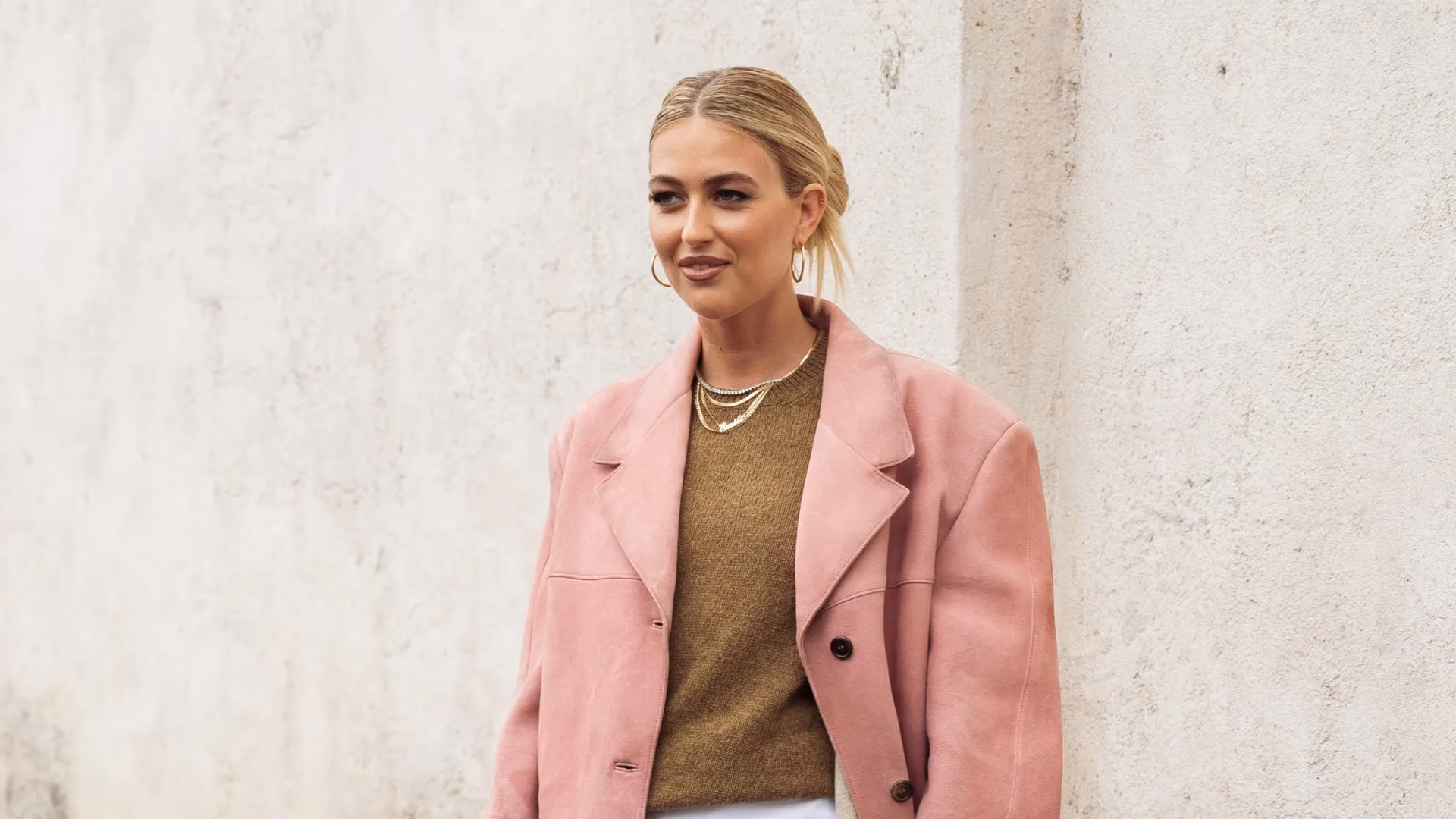 ¿Cómo combinar un blazer azul pastel con un vestido de rayas?