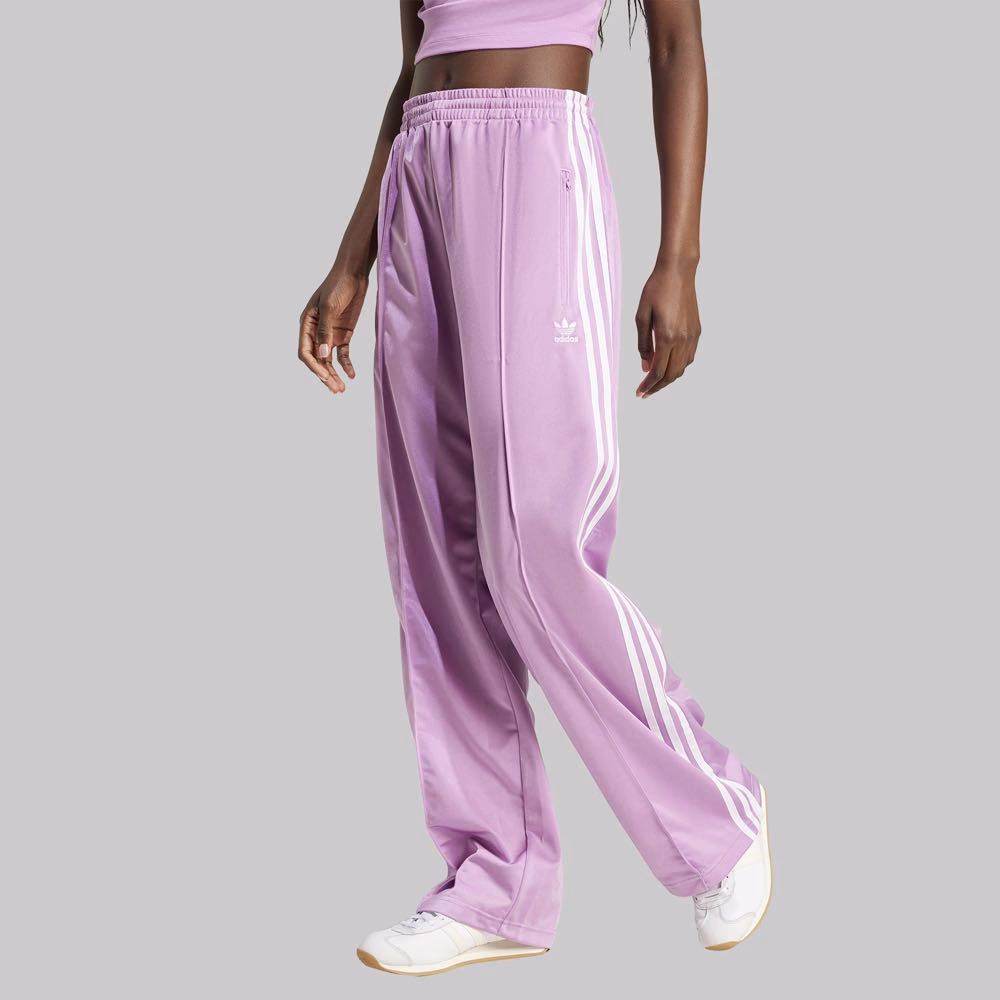 ¿Qué color es el pantalón de Adidas?