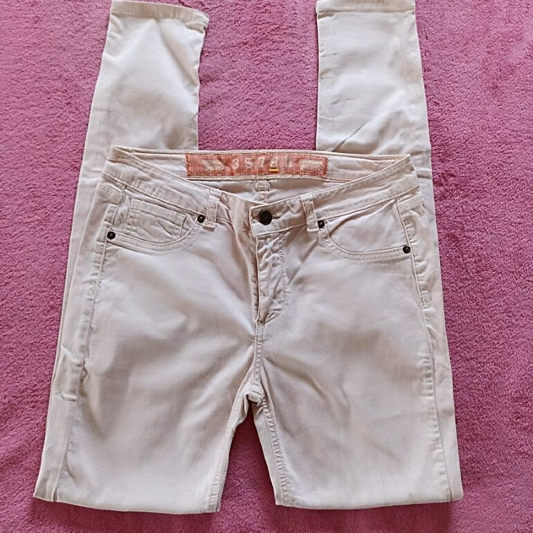 ¿Cómo combinar pantalón engomado con otros colores de moda?