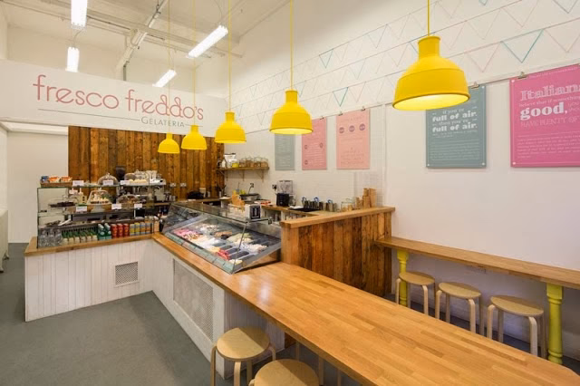 ¿Cómo combinan los tonos pastel con los detalles en madera?