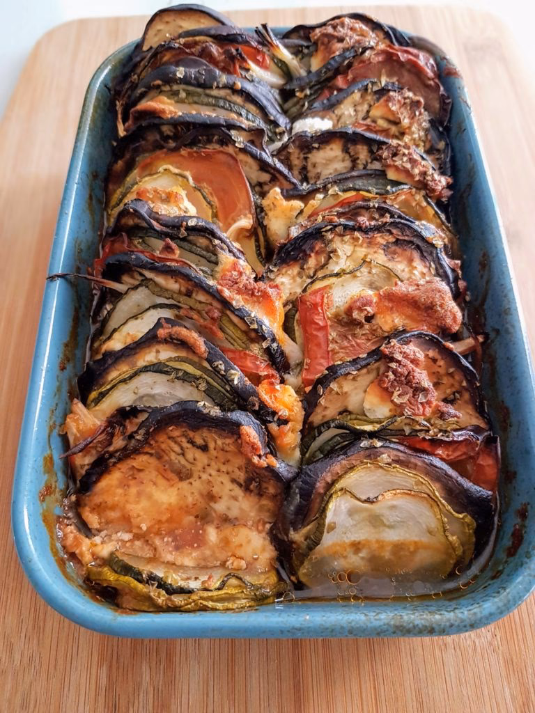 ¿Qué es el pastel de berenjena con tomate?