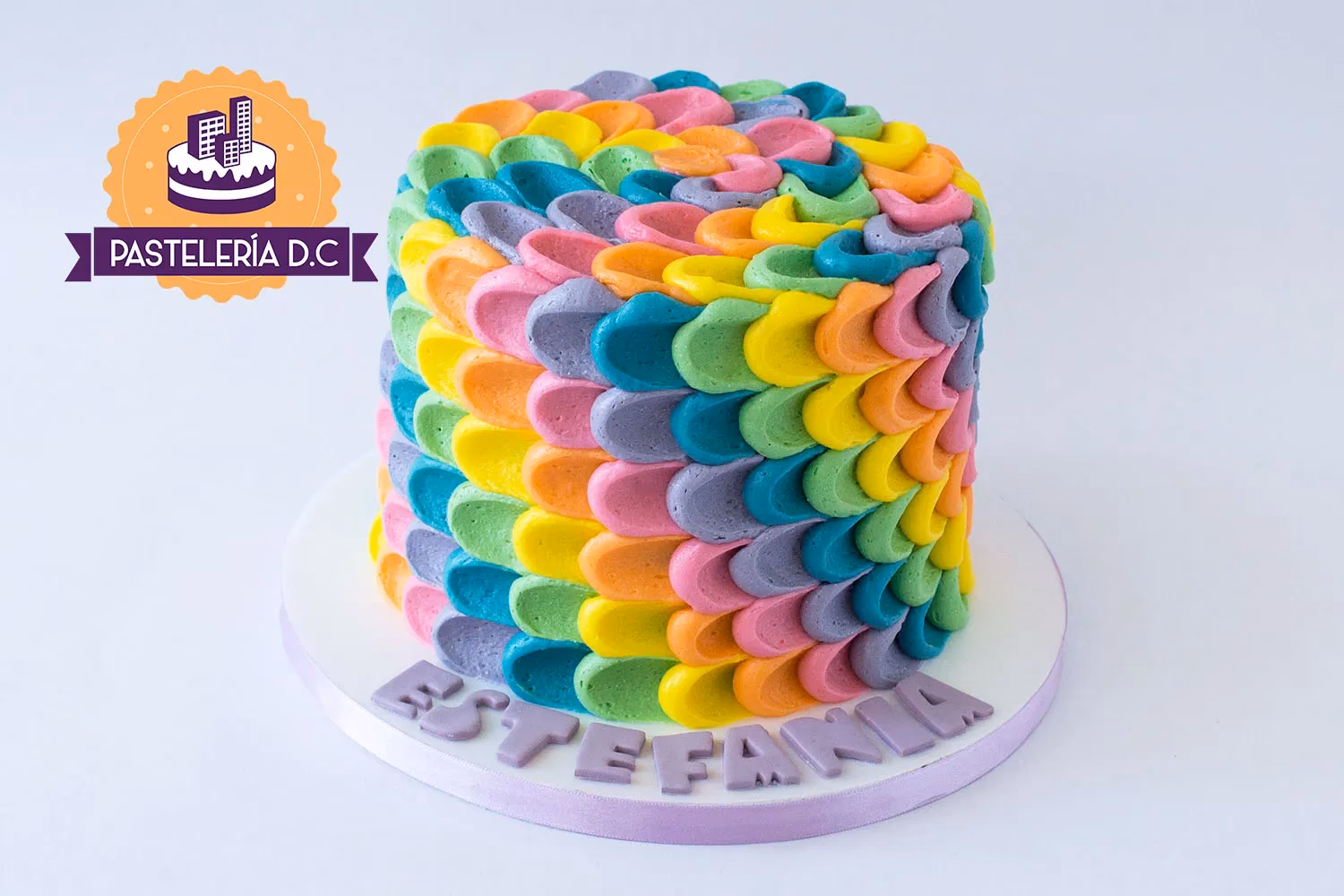 ¿Cómo hacer un pastel multicolor?