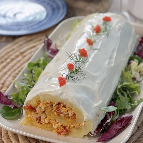 ¿Qué ingredientes contiene el pastel enrollado de puré de patata, atún y huevo?