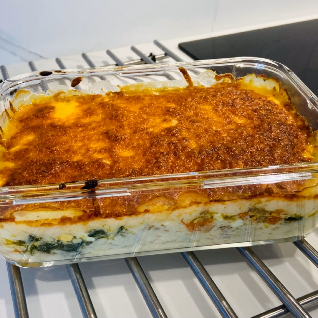 ¿Qué ingredientes se usan para preparar el pastel griego de espinacas y queso feta?