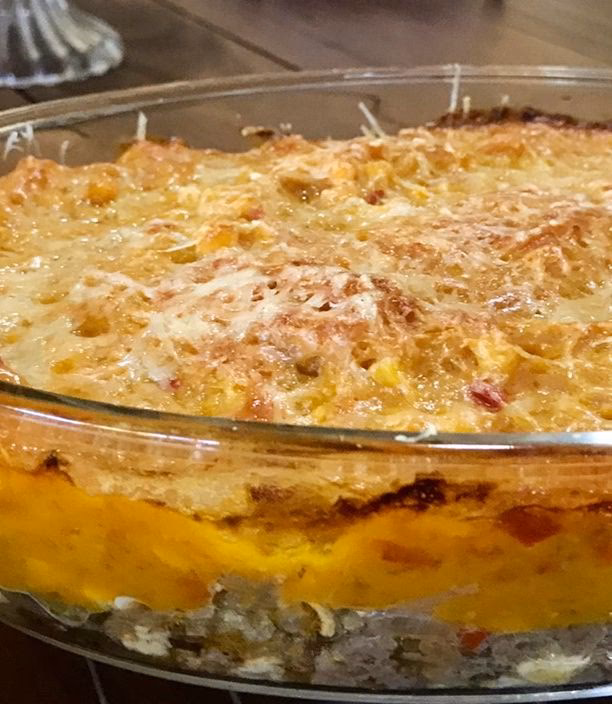 ¿Qué se agrega a la carne en el pastel de choclo chileno?