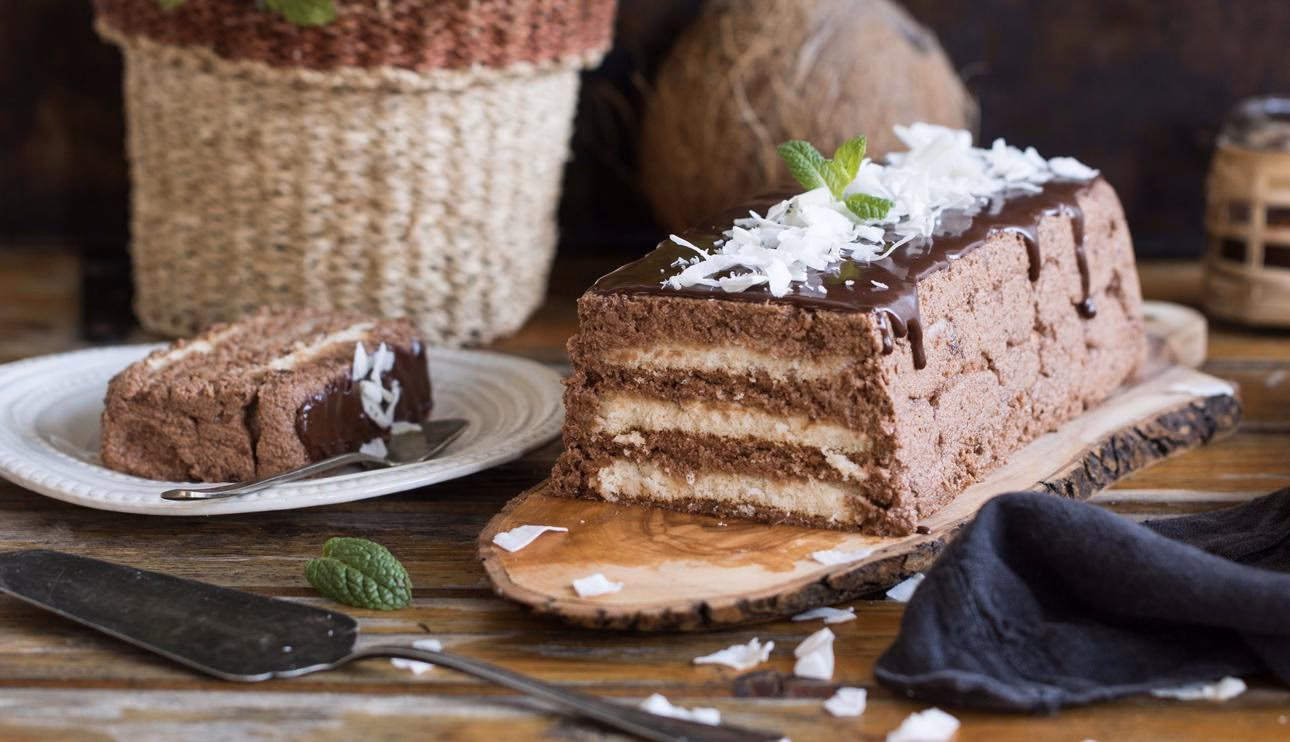 ¿Qué se agrega al pastel de coco para mejorar su sabor?
