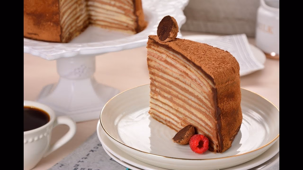 ¿Cuál es el toque decorativo del pastel de crepas con crema de chocolate?