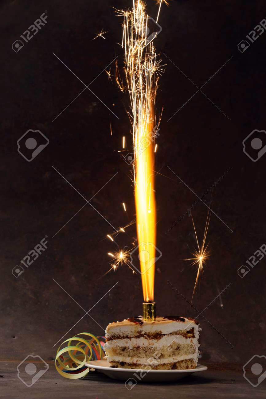 ¿Qué es el encendido de velas en torno a un pastel?