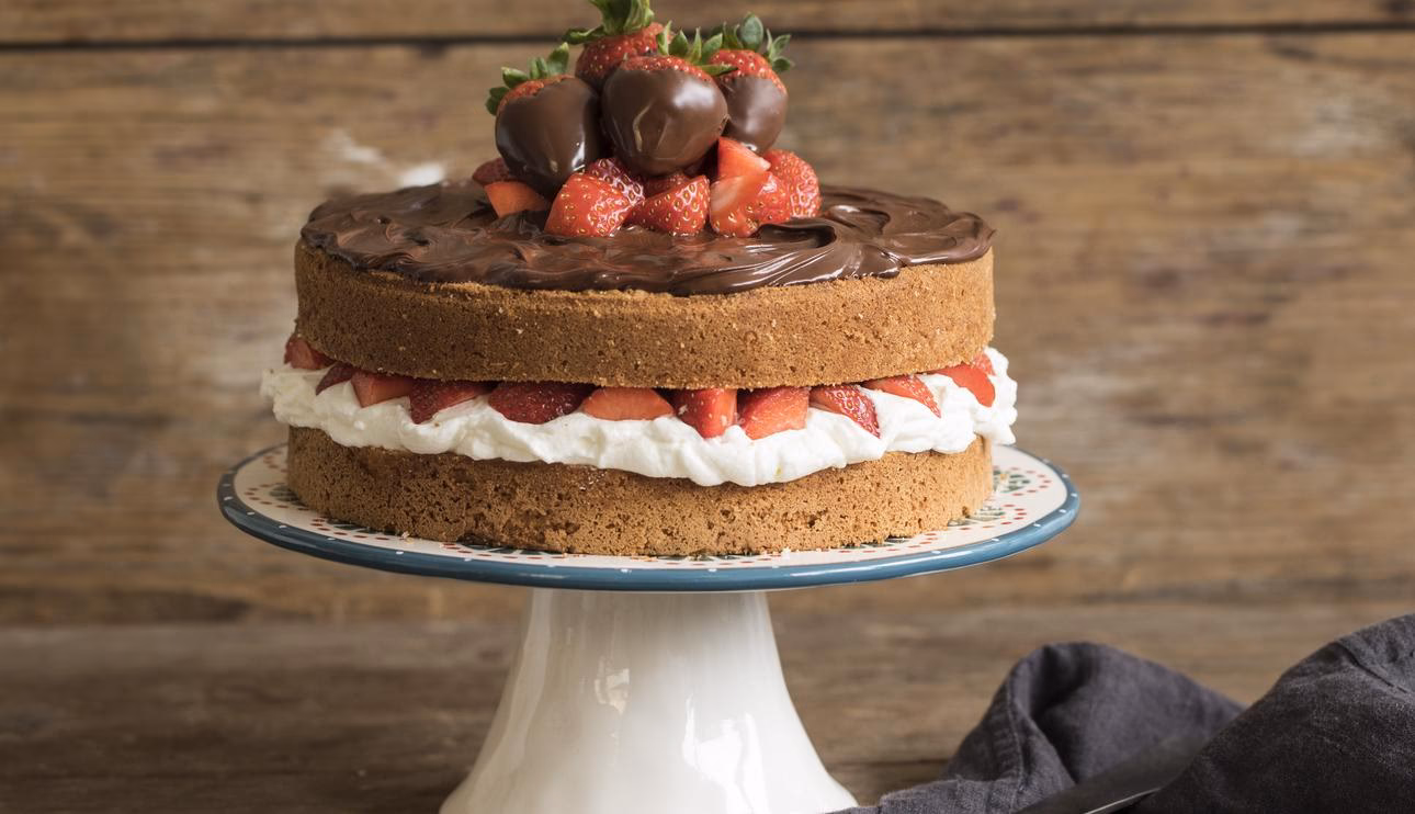 ¿Cuánto tiempo se hornea el pastel de fresas?