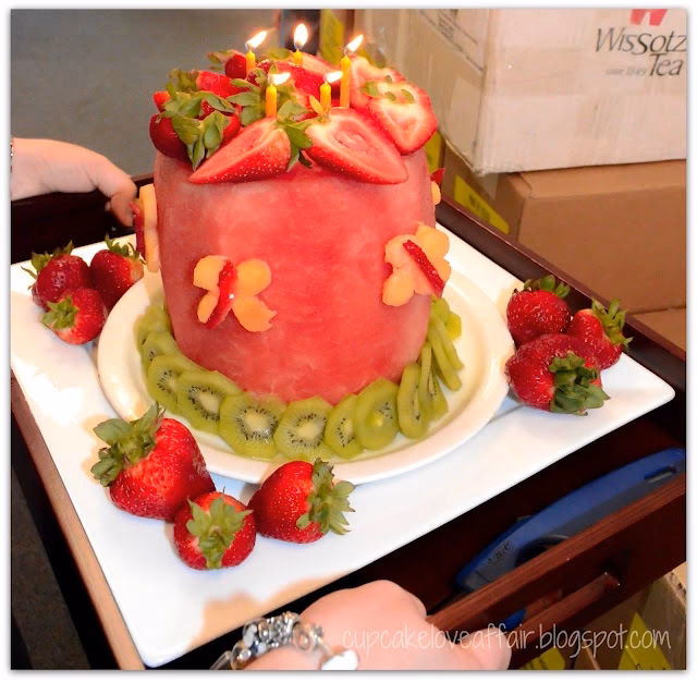 ¿Cómo hacer un pastel con frutas picadas?