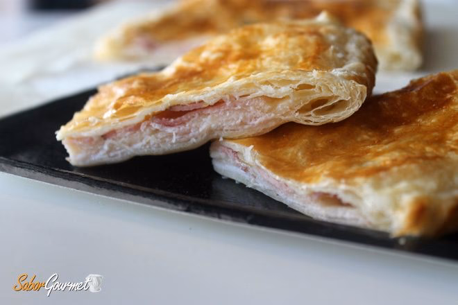 ¿Cómo se prepara el hojaldre de jamón y queso?