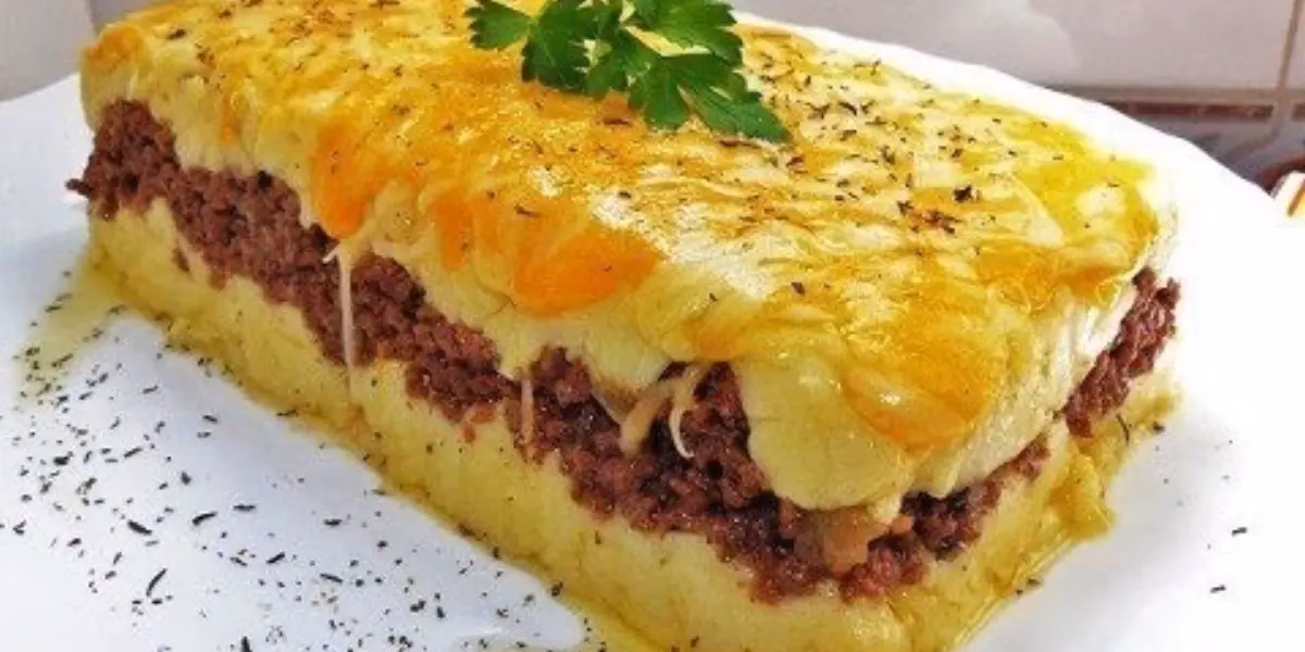 ¿Qué es el pastel de plátano maduro y carne de res molida?