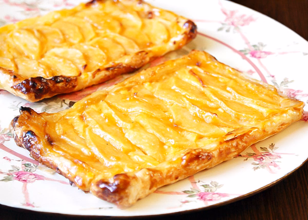 ¿Qué es la tarta de manzana casera de la abuela con crema pastelera?