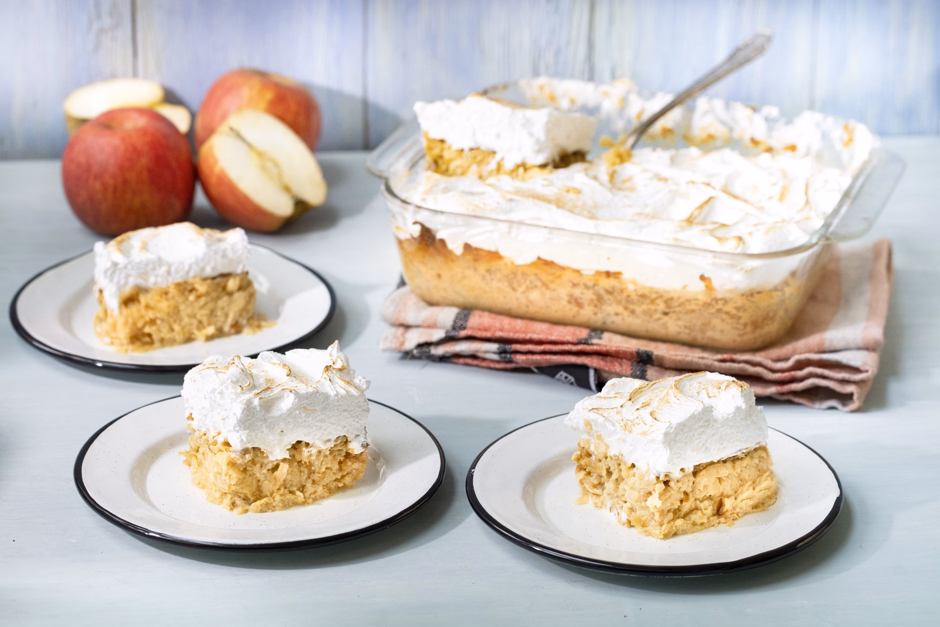 ¿Qué se agrega después de mezclar la harina con las manzanas ralladas?