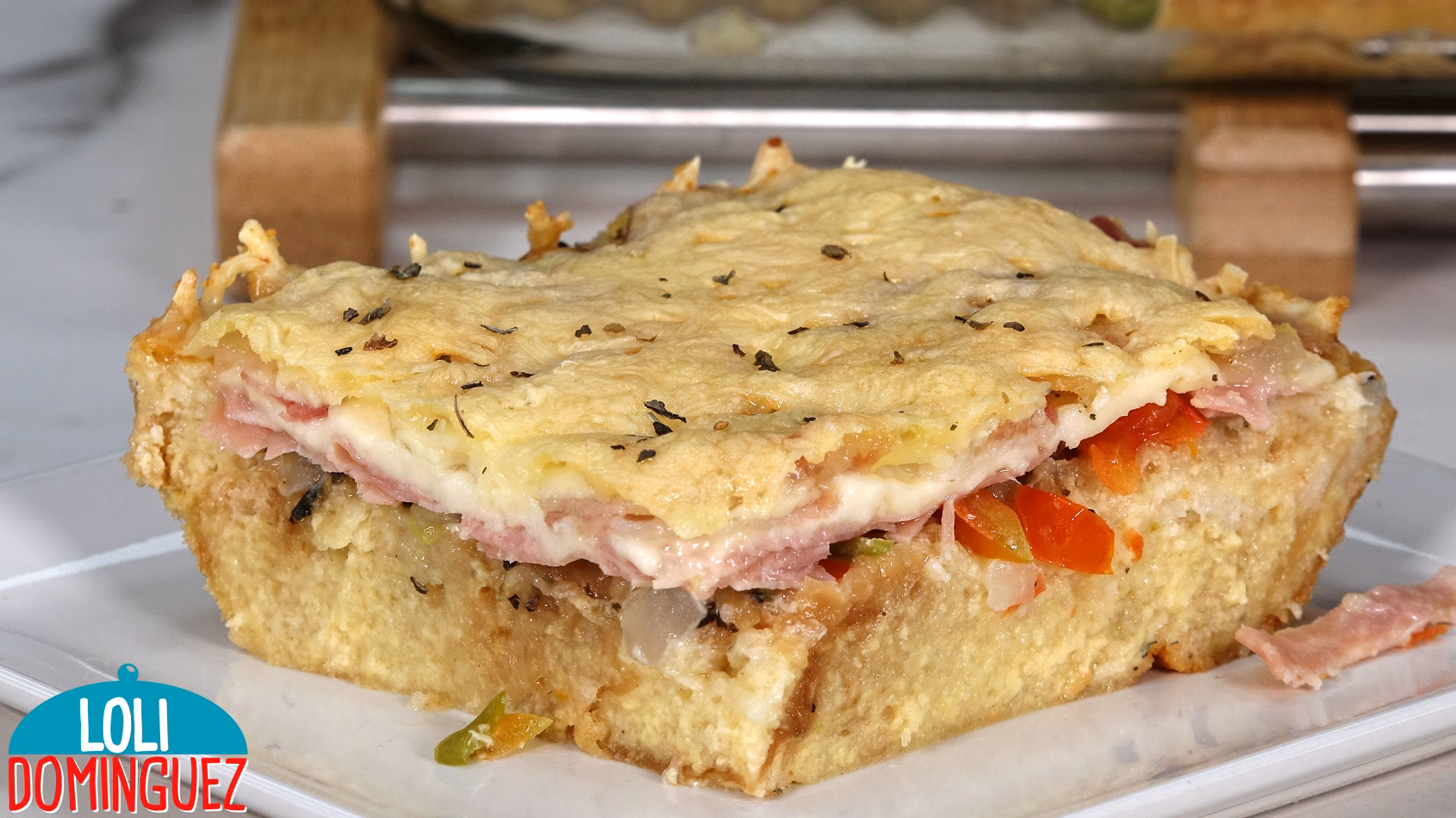 ¿Qué ingredientes se necesitan para preparar el pastel de pan salado?