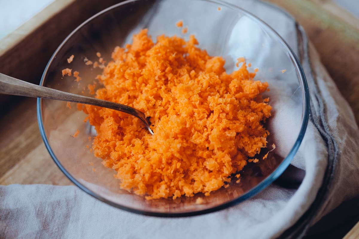 ¿Cuáles son los ingredientes del bizcocho con pulpa de zanahoria?