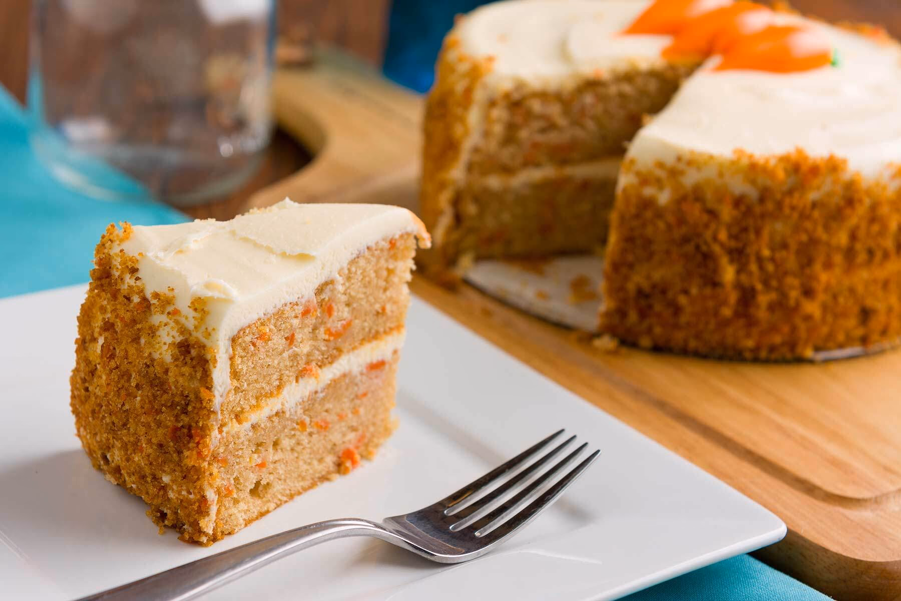 ¿Cómo decorar un pastel con zanahorias?