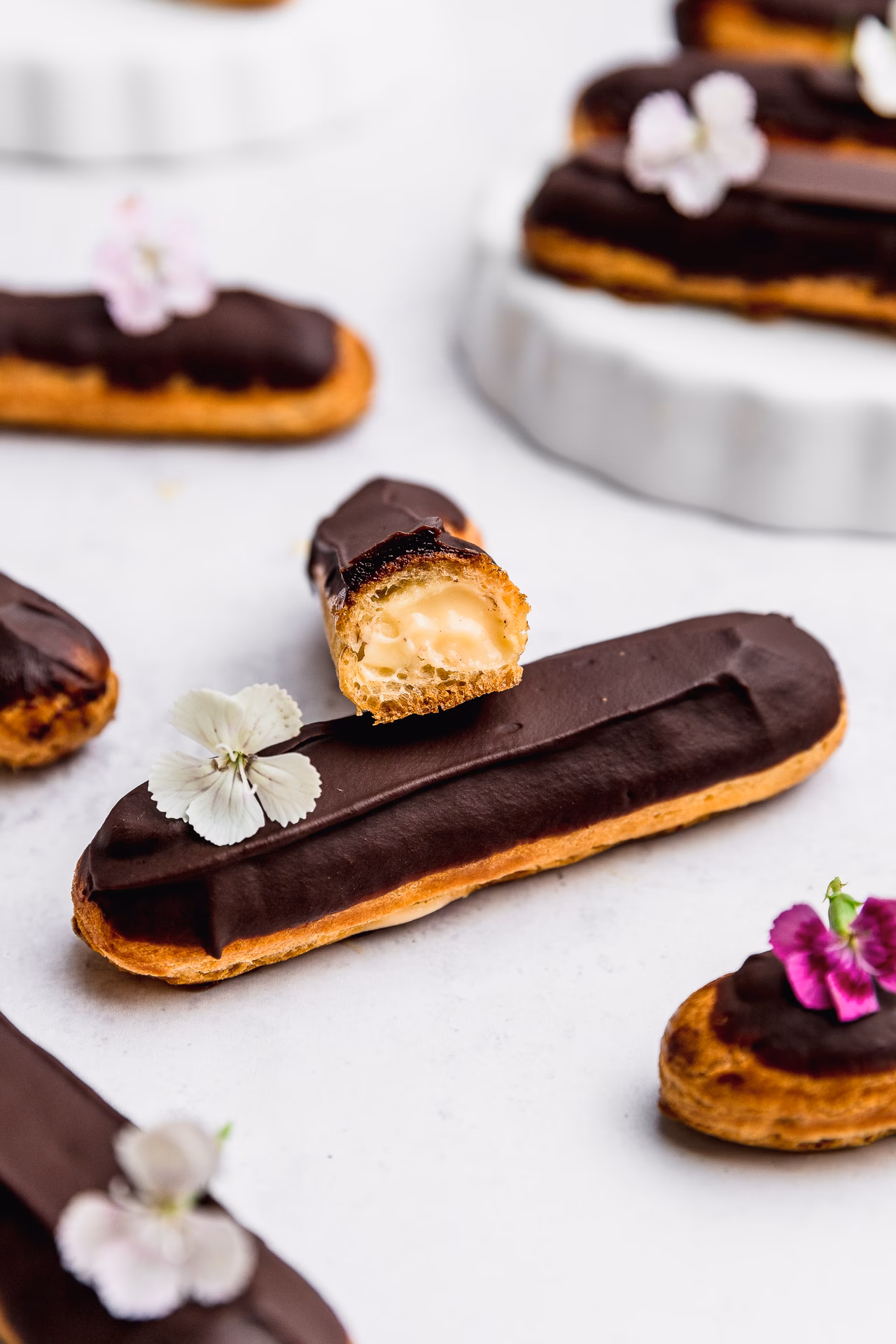 ¿Cómo decorar los Eclairs con crema pastelera?