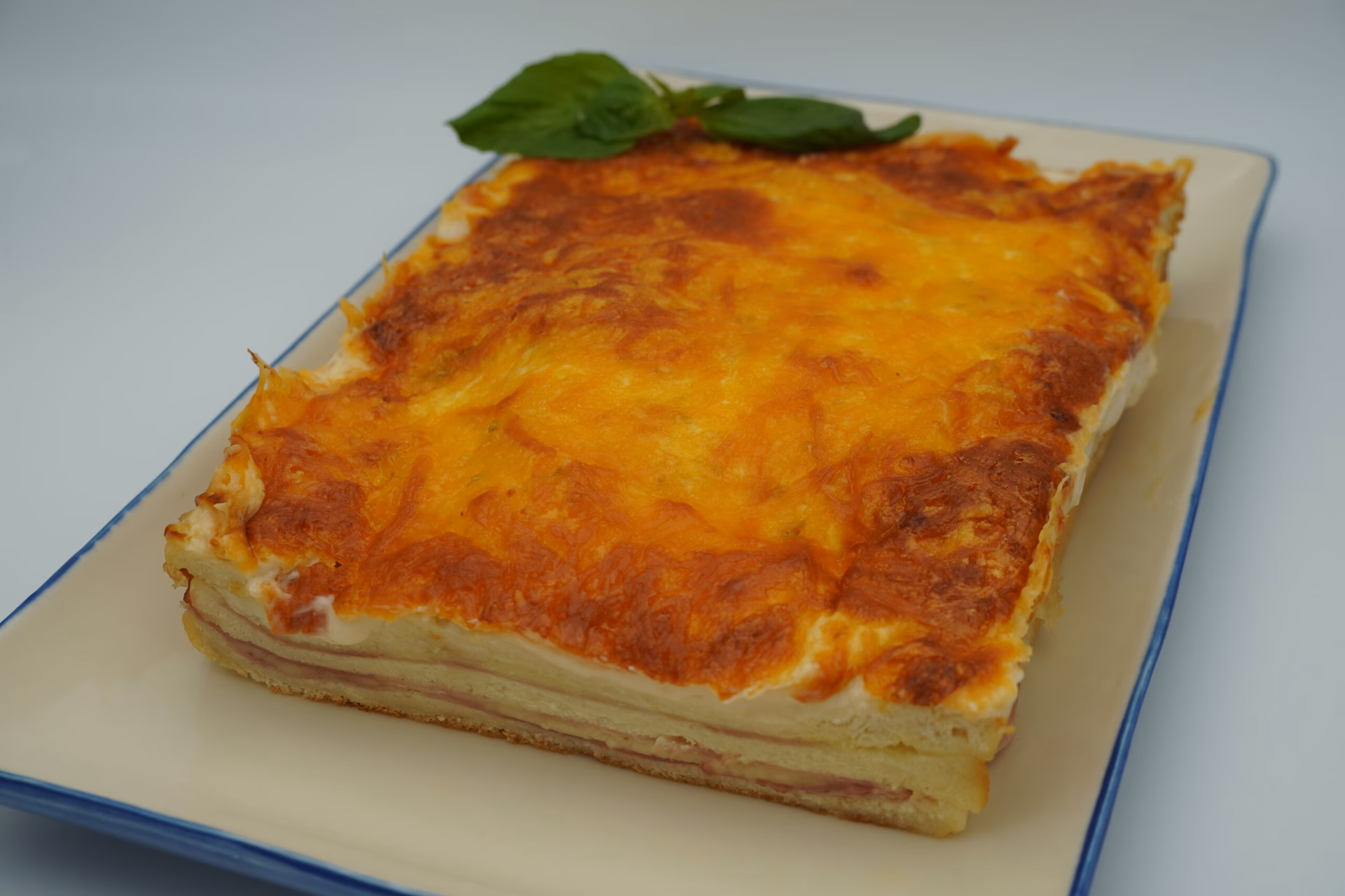 ¿Cómo preparar un pastel de jamón y queso al horno?