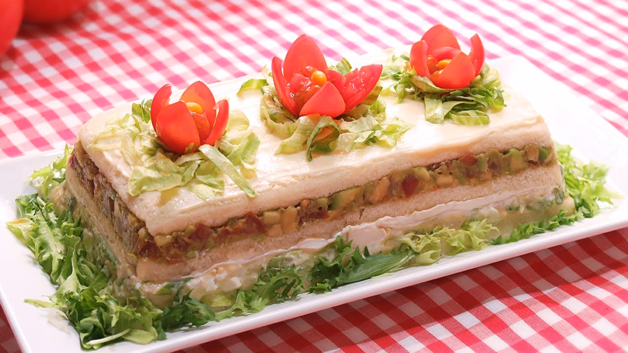 ¿Cómo decorar un pastel frío de pollo?