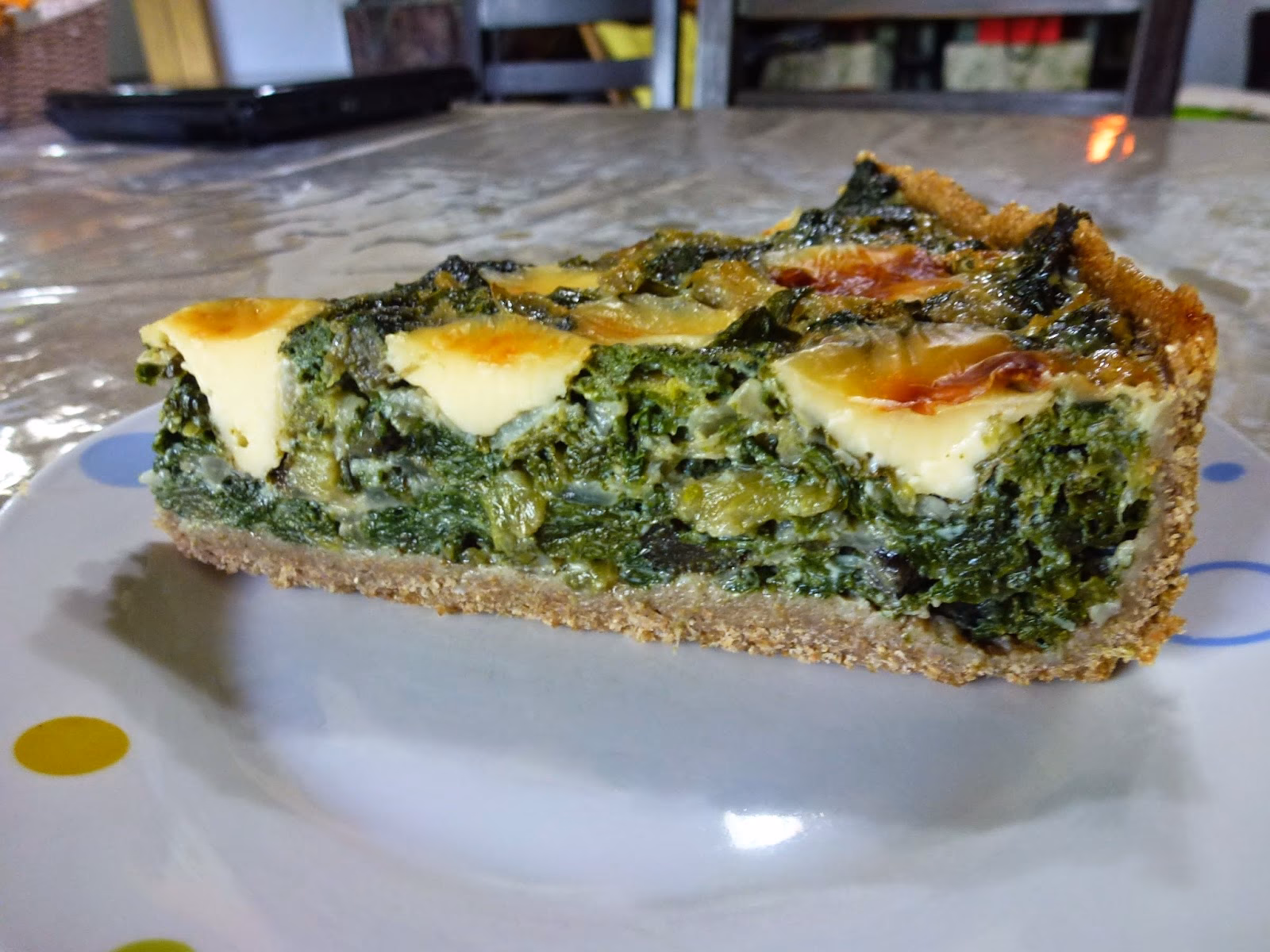 ¿Cómo decorar un pastel con chocolate cayendo sobre el pastel?