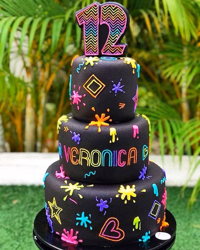 ¿Qué maquillaje llevar para una fiesta de neón?