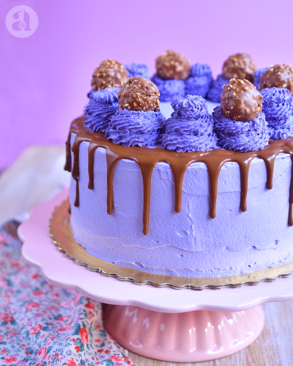 ¿Cómo decorar un pastel de chocolate relleno de crema pastelera?