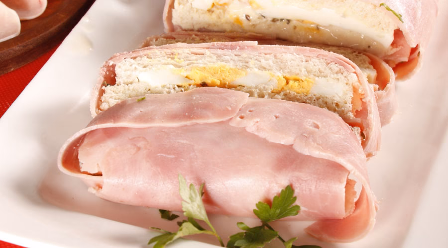 ¿Qué es un pastel de carne relleno con jamón?