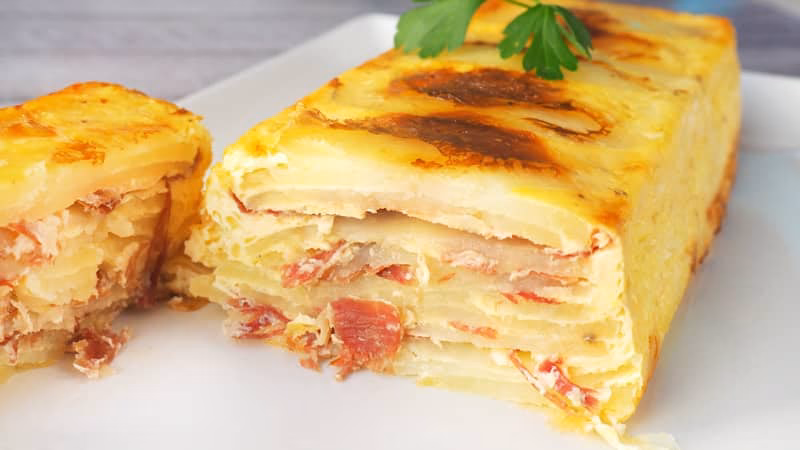 ¿Cómo se prepara el revuelto de patatas, jamón y queso?