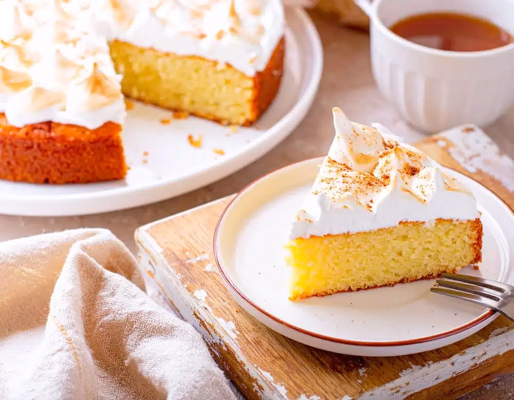 ¿Cómo decorar una tarta a las tres leches casera?