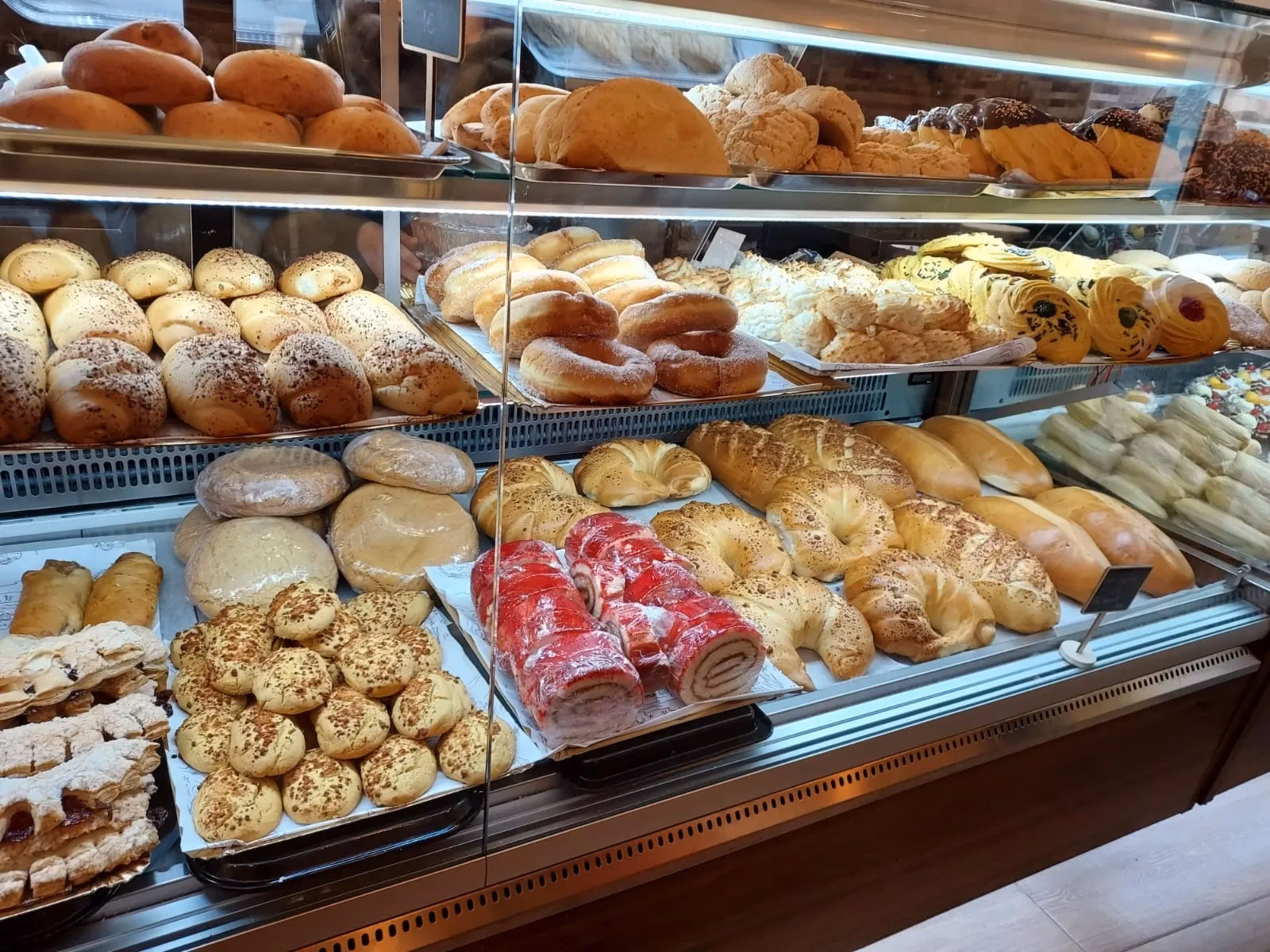 ¿Cuántas tiendas tiene la pastelería colombiana?