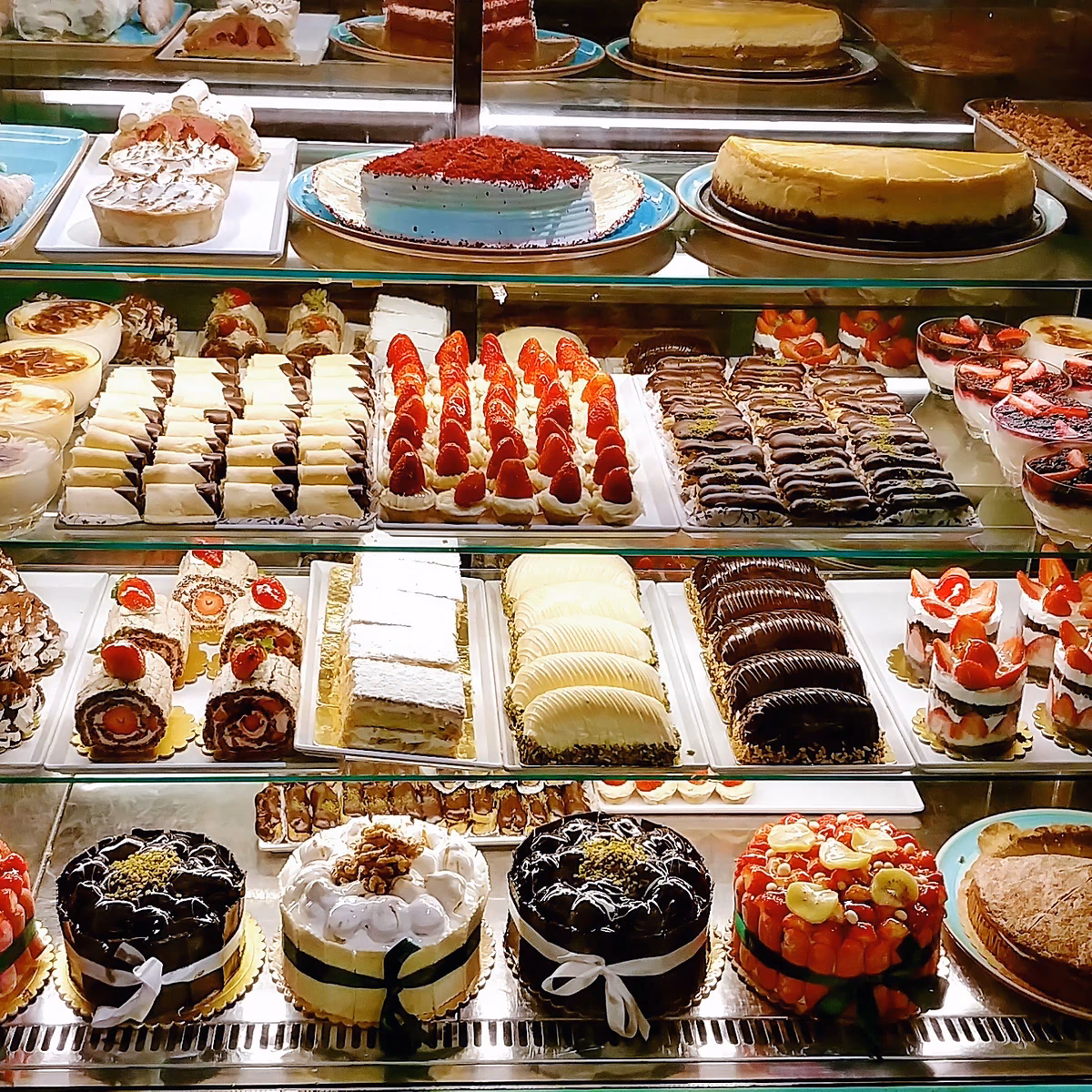 ¿Dónde se instaló la pastelería «Lhardy» de Émile Huguenin?