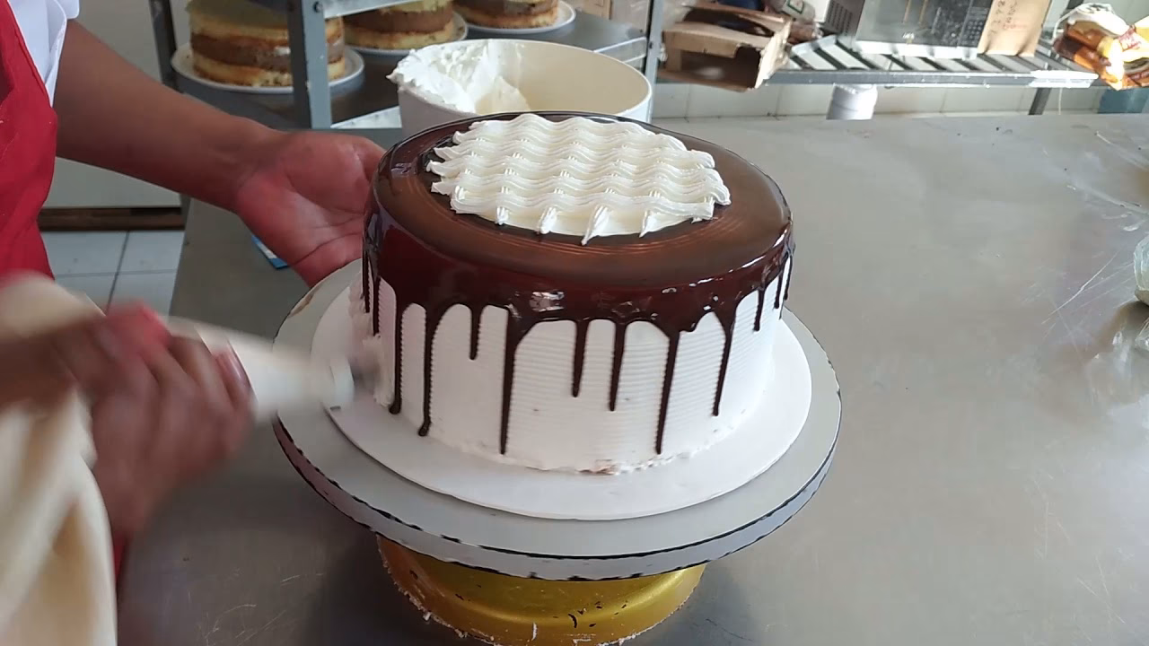 ¿Cómo hacer un pastel de chocolate chorreado?