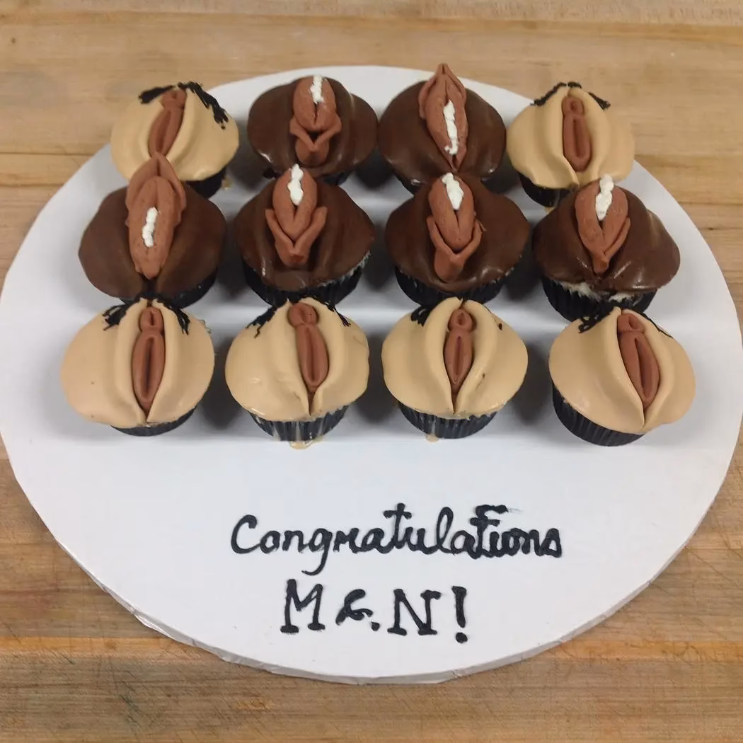 ¿Cuánto tiempo hay que esperar para hacer un pastel con decorado?