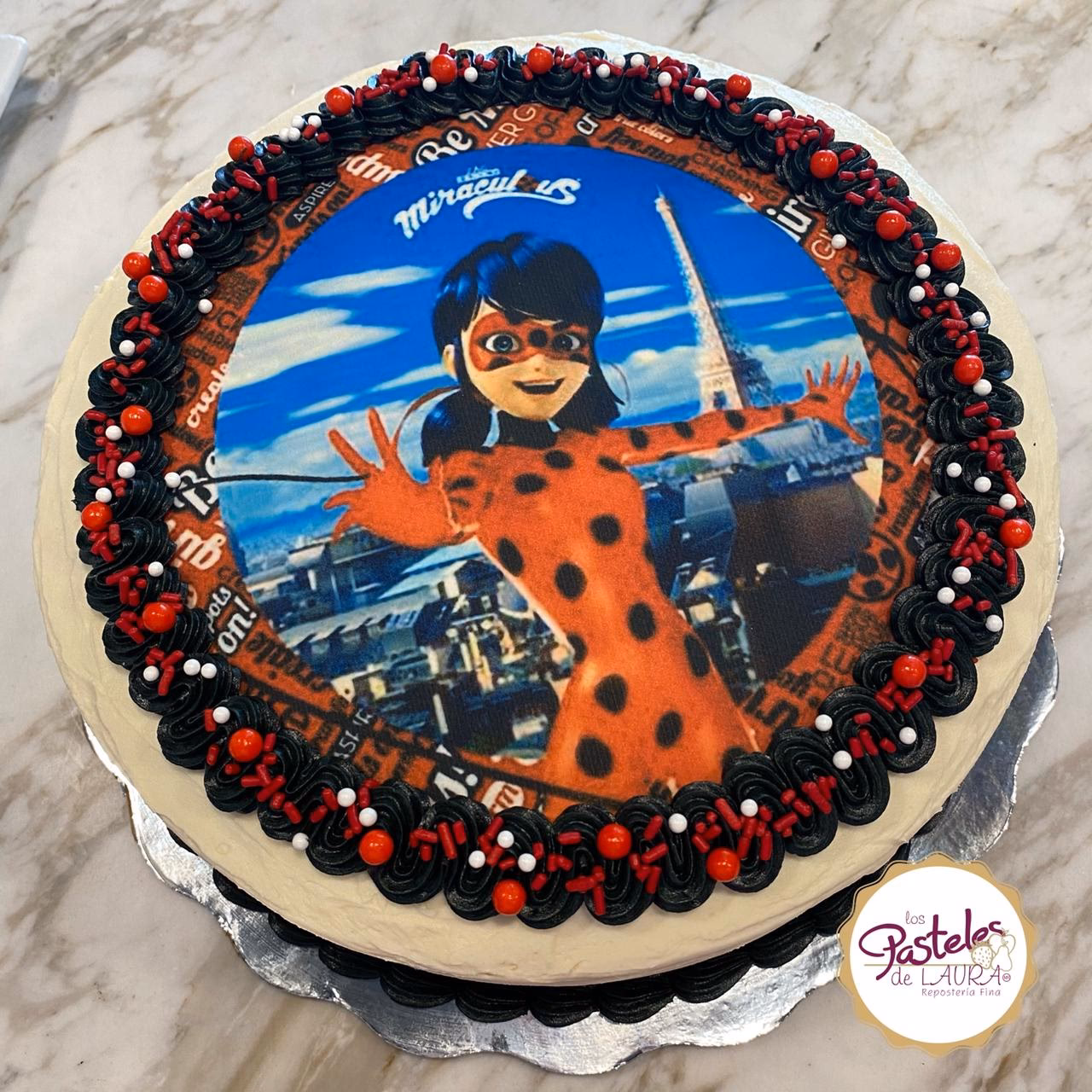 ¿Dónde puedo ver las aventuras de Ladybug?