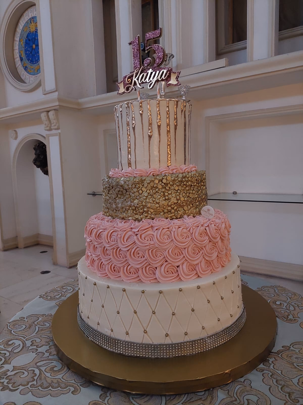 ¿Qué diseños de pastel de quince años son tendencia en esta temporada?