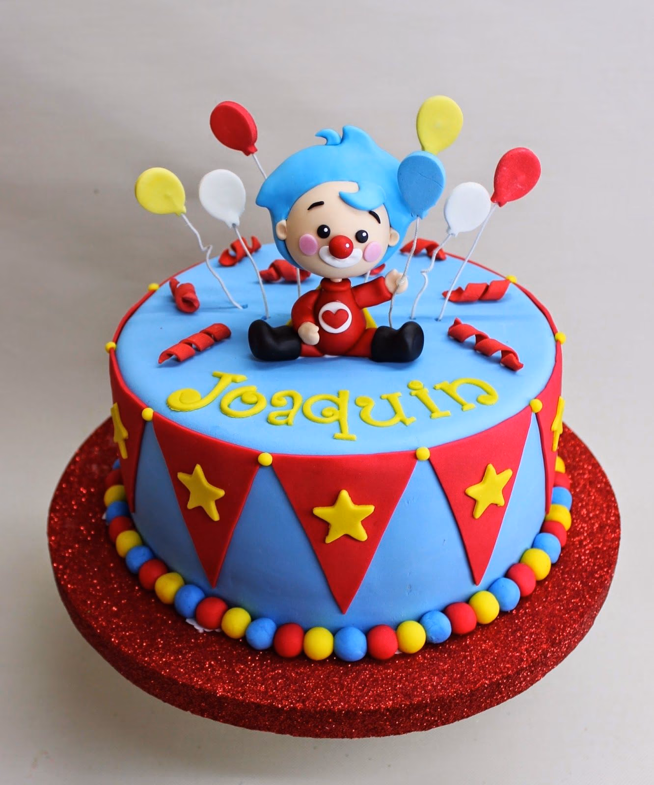 ¿Cómo decorar una torta de dos pisos?