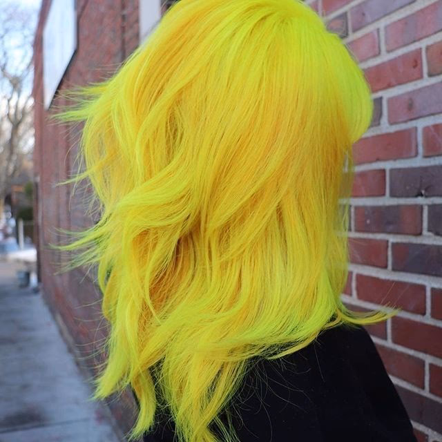¿Cómo decolorar el pelo amarillo?