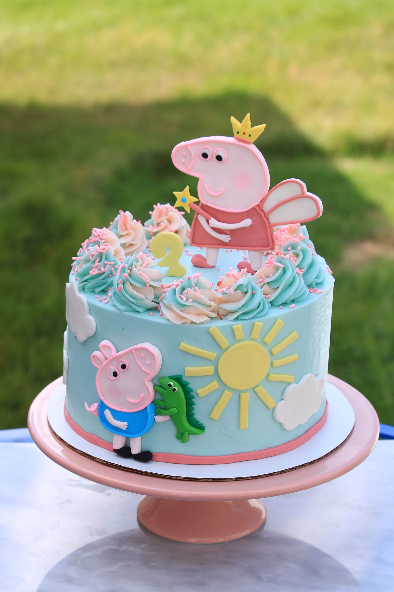 Was befindet sich in der Torte von Peppa Pig?