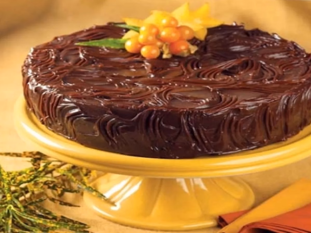 ¿Cuál es el tema principal del poema Chocolate Cake?