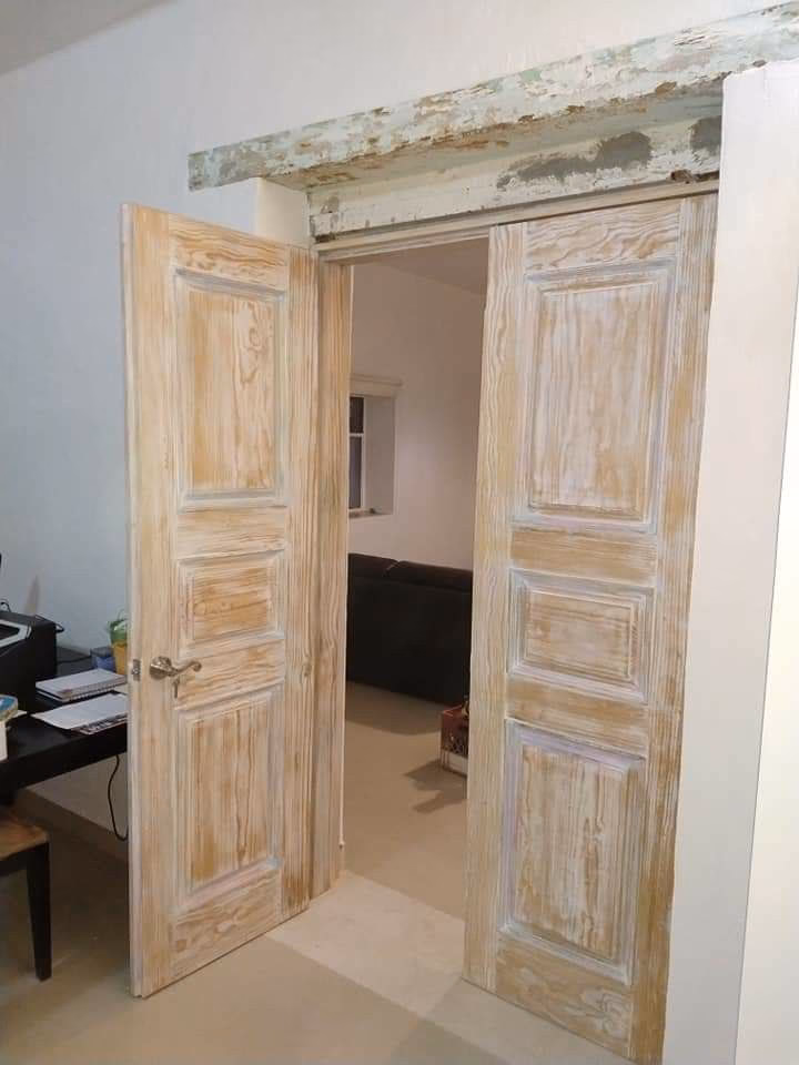 ¿Cómo pintar una puerta de madera lacada?