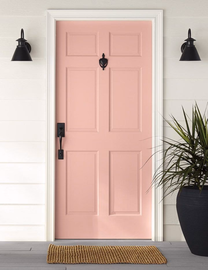 ¿Cómo puedo decorar una puerta vintage?