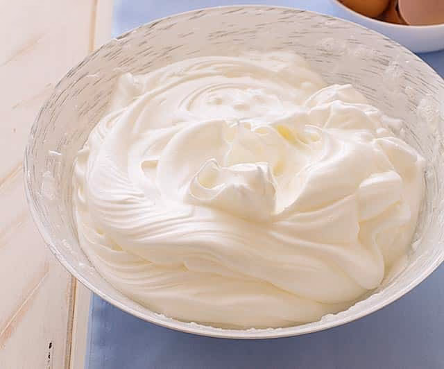 ¿Cómo poner punto de nieve en las claras de huevo?