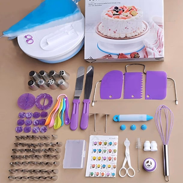 ¿Cuáles son los utensilios básicos para decorar un pastel?